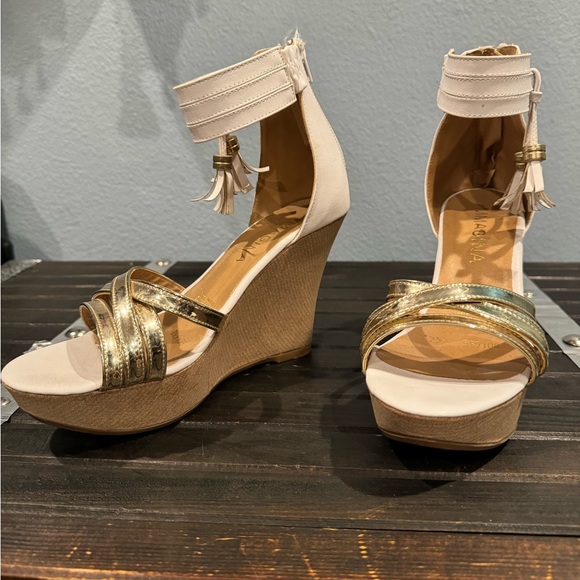 Unique style Wedge with tassels - Picture 6 of 6